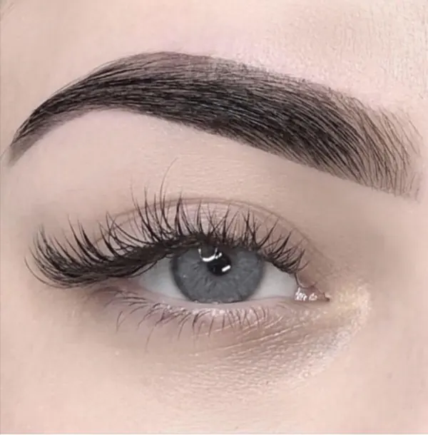 Volle, gedefinieerde wenkbrauw na henna brows bij SK4Beauty